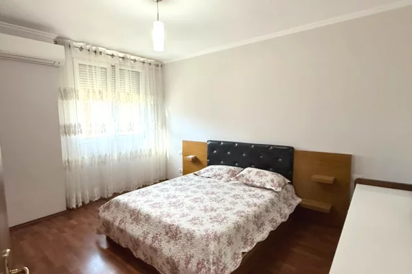 Shtepi me qera Apartament ne Tirane, 3+1, Mobilimi E mobiluar, Pagesa 1,000  Euro.