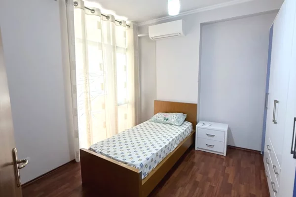 Shtepi me qera Apartament ne Tirane, 3+1, Mobilimi E mobiluar, Pagesa 1,000  Euro.