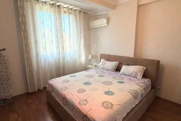 Shtepi me qera Apartament ne Tirane, 3+1, Mobilimi E mobiluar, Pagesa 1,000  Euro.