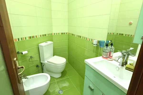 Shtepi me qera Apartament ne Tirane, 3+1, Mobilimi E mobiluar, Pagesa 1,000  Euro.
