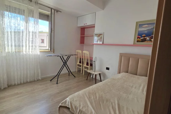 Shtepi me qera Apartament ne Tirane, 2+1, Mobilimi E mobiluar, Pagesa 95,000  Leke.