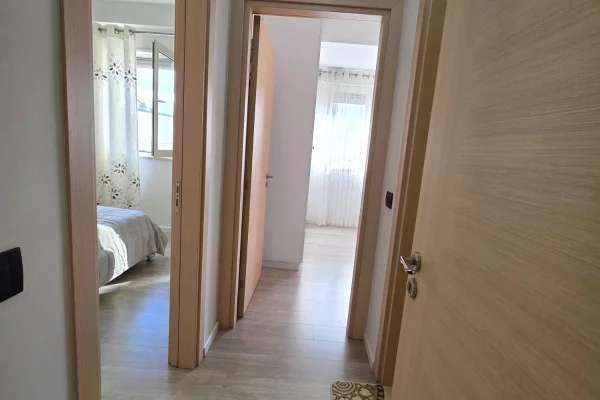 Shtepi me qera Apartament ne Tirane, 2+1, Mobilimi E mobiluar, Pagesa 95,000  Leke.