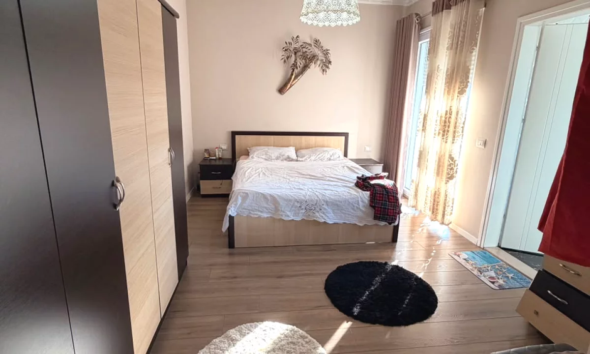 Shtepi ne shitje Apartament ne Tirane, 2+1, Mobilimi E mobiluar, Pagesa 306,900  Euro.