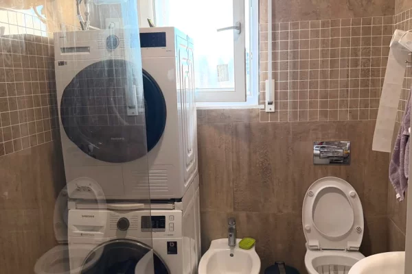 Shtepi ne shitje Apartament ne Tirane, 2+1, Mobilimi E mobiluar, Pagesa 306,900  Euro.