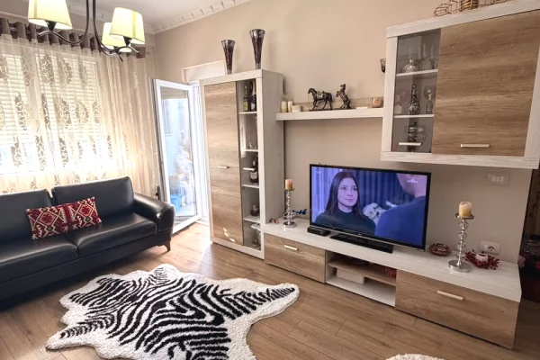 Shtepi ne shitje Apartament ne Tirane, 2+1, Mobilimi E mobiluar, Pagesa 306,900  Euro.