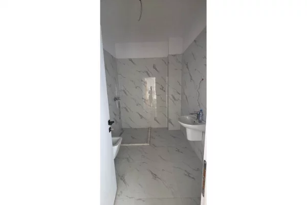 Shtepi ne shitje Apartament ne Tirane, 1+1, Mobilimi Bosh, pa mobiluar, Pagesa 99,932  Euro.