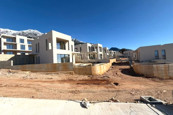 Shtepi ne shitje Vila Luksoze ne Himare, 2+1, Mobilimi E mobiluar, Pagesa 720,000  Euro.