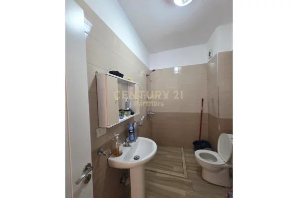 Shtepi ne shitje Apartament ne Tirane, 1+1, Mobilimi E mobiluar, Pagesa 111,000  Euro.
