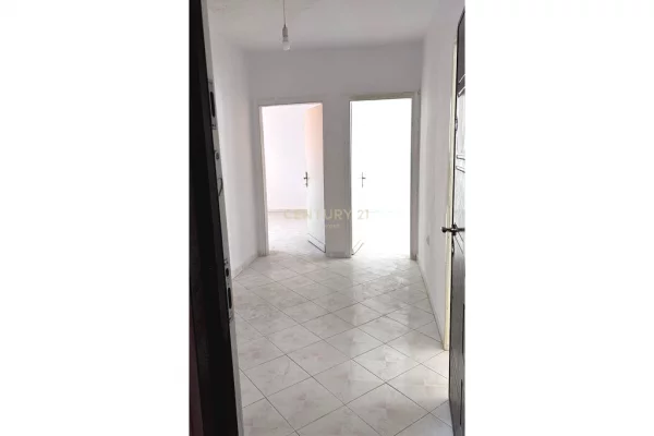 Shtepi ne shitje Apartament ne Tirane, 2+1, Mobilimi Bosh, pa mobiluar, Pagesa 125,000  Euro.