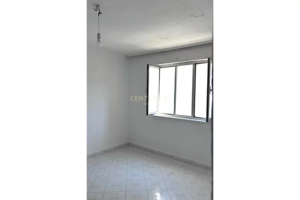 Shtepi ne shitje Apartament ne Tirane, 2+1, Mobilimi Bosh, pa mobiluar, Pagesa 125,000  Euro.