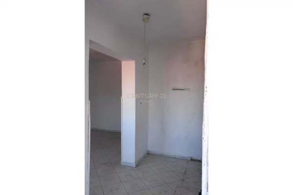 Shtepi ne shitje Apartament ne Tirane, 2+1, Mobilimi Bosh, pa mobiluar, Pagesa 125,000  Euro.