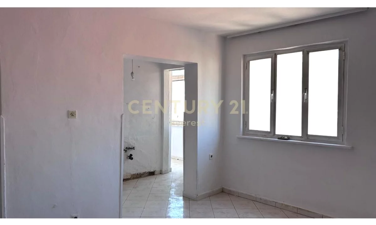 Shtepi ne shitje Apartament ne Tirane, 2+1, Mobilimi Bosh, pa mobiluar, Pagesa 125,000  Euro.