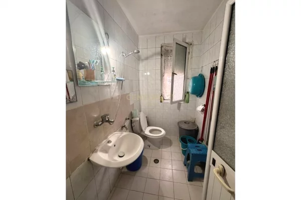 Shtepi ne shitje Apartament ne Tirane, 2+1, Mobilimi E mobiluar, Pagesa 150,000  Euro.
