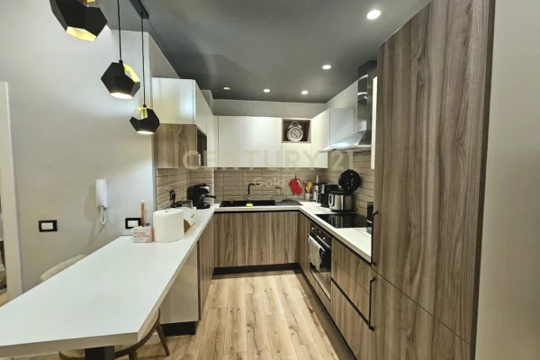 Shtepi ne shitje Apartament ne Tirane, 2+1, Mobilimi E mobiluar, Pagesa 259,000  Euro.