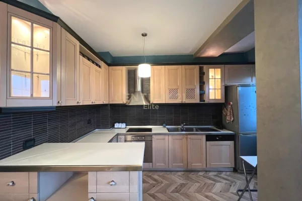 Shtepi ne shitje Apartament ne Tirane, 2+1, Mobilimi E mobiluar, Pagesa 260,000  Euro.