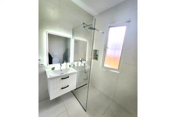 Shtepi me qera Apartament ne Tirane, 3+1, Mobilimi E mobiluar, Pagesa 65,000  Leke.
