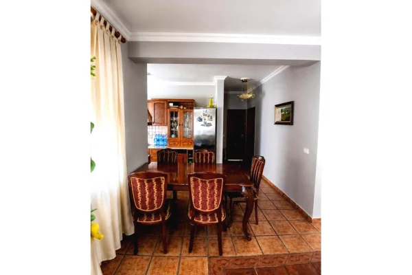 Shtepi ne shitje Apartament ne Tirane, 3+1, Mobilimi E mobiluar, Pagesa 280,000  Euro.