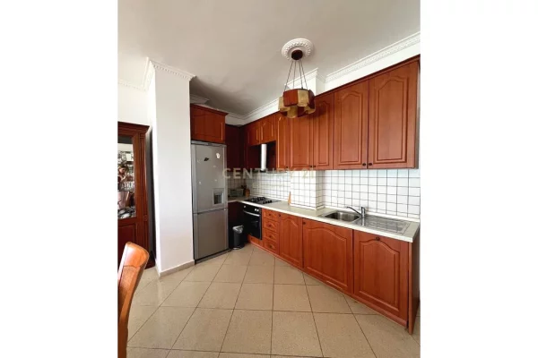 Shtepi me qera Apartament ne Durres, 3+1, Mobilimi E mobiluar, Pagesa 1,300  Euro.