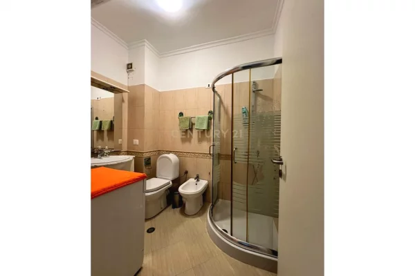 Shtepi me qera Apartament ne Durres, 3+1, Mobilimi E mobiluar, Pagesa 1,300  Euro.