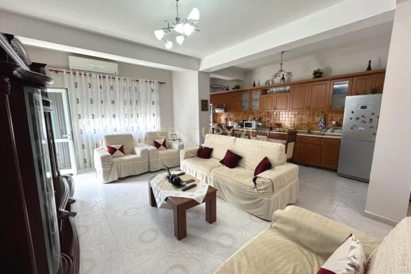 Shtepi ne shitje Apartament ne Durres, 3+1, Mobilimi E mobiluar, Pagesa 210,000  Euro.