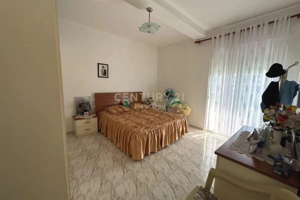 Shtepi ne shitje Apartament ne Durres, 3+1, Mobilimi E mobiluar, Pagesa 210,000  Euro.