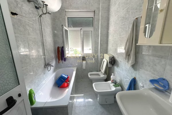 Shtepi ne shitje Apartament ne Durres, 3+1, Mobilimi E mobiluar, Pagesa 210,000  Euro.