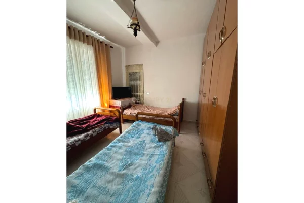 Shtepi ne shitje Apartament ne Durres, 3+1, Mobilimi E mobiluar, Pagesa 210,000  Euro.