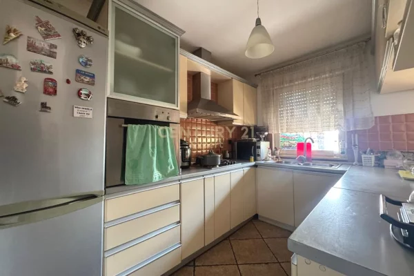 Shtepi ne shitje Apartament ne Tirane, 2+1, Mobilimi E mobiluar, Pagesa 244,000  Euro.