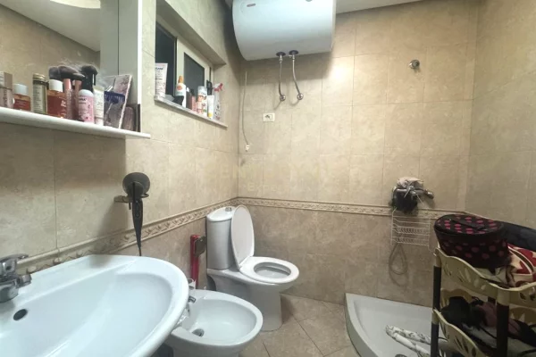 Shtepi ne shitje Apartament ne Tirane, 2+1, Mobilimi E mobiluar, Pagesa 244,000  Euro.