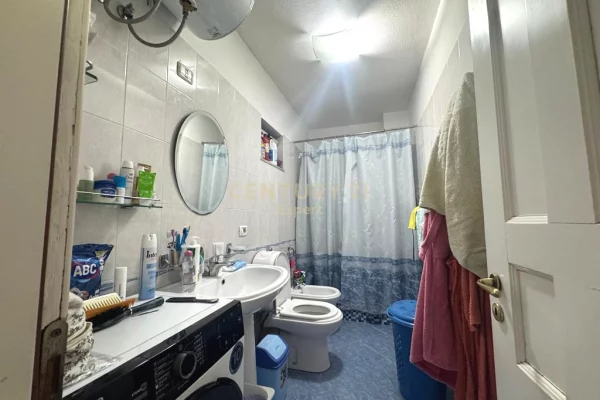 Shtepi ne shitje Apartament ne Tirane, 2+1, Mobilimi E mobiluar, Pagesa 244,000  Euro.