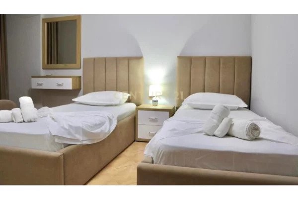 Shtepi ne shitje Apartament ne Durres, 2+1, Mobilimi E mobiluar, Pagesa 270,000  Euro.