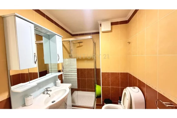 Shtepi ne shitje Apartament ne Durres, 2+1, Mobilimi E mobiluar, Pagesa 270,000  Euro.