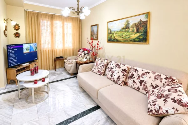 Shtepi ne shitje Apartament ne Tirane, 3+1, Mobilimi E mobiluar, Pagesa 250,000  Euro.