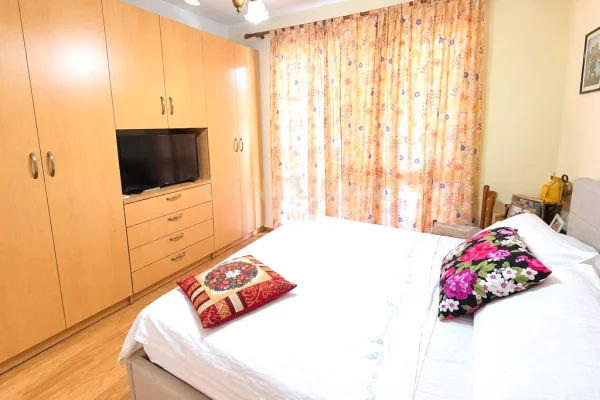 Shtepi ne shitje Apartament ne Tirane, 3+1, Mobilimi E mobiluar, Pagesa 250,000  Euro.