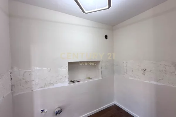 Shtepi ne shitje Apartament ne Tirane, 2+1, Mobilimi Bosh, pa mobiluar, Pagesa 151,000  Euro.