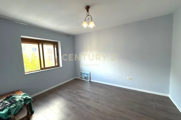 Shtepi ne shitje Apartament ne Tirane, 2+1, Mobilimi Bosh, pa mobiluar, Pagesa 151,000  Euro.