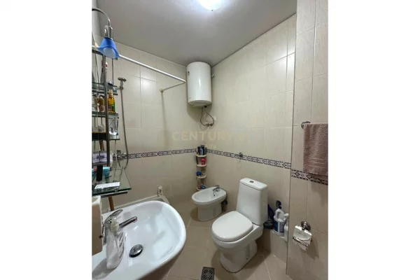 Shtepi ne shitje Apartament ne Tirane, 2+1, Mobilimi E mobiluar, Pagesa 200,000  Euro.