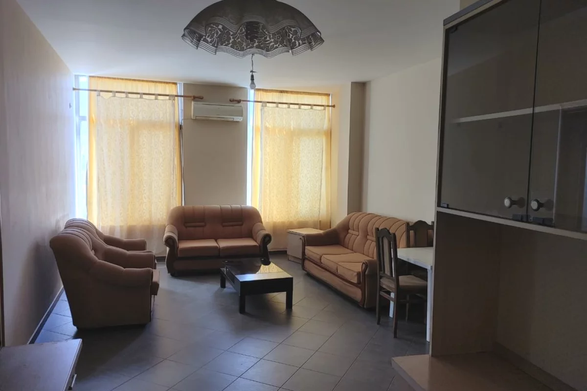 Shtepi me qera Apartament ne Tirane, 2+1, Mobilimi Pjeserisht e mobiluar, Pagesa 50,000  Leke.