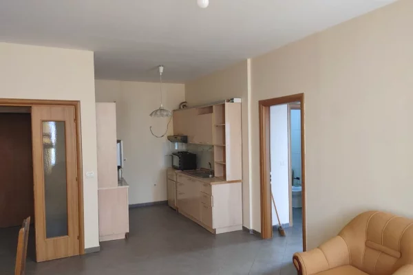 Shtepi me qera Apartament ne Tirane, 2+1, Mobilimi Pjeserisht e mobiluar, Pagesa 50,000  Leke.