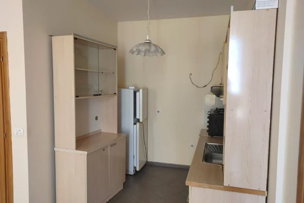 Shtepi me qera Apartament ne Tirane, 2+1, Mobilimi Pjeserisht e mobiluar, Pagesa 50,000  Leke.