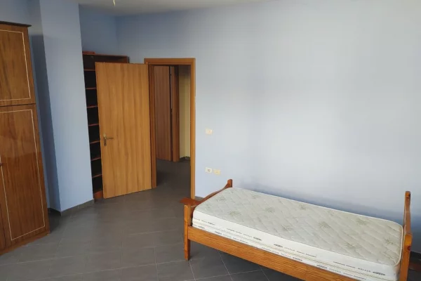 Shtepi me qera Apartament ne Tirane, 2+1, Mobilimi Pjeserisht e mobiluar, Pagesa 50,000  Leke.