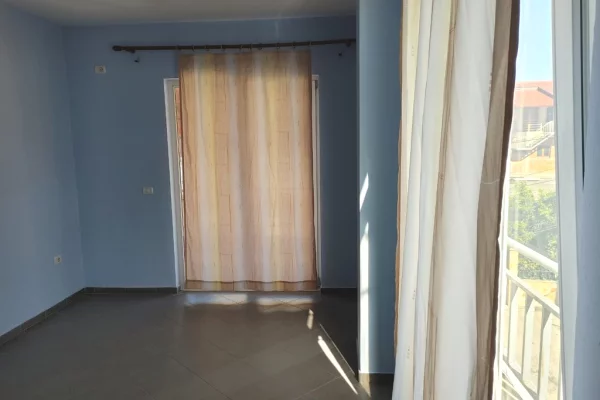 Shtepi me qera Apartament ne Tirane, 2+1, Mobilimi Pjeserisht e mobiluar, Pagesa 50,000  Leke.
