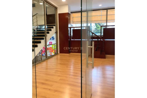 Sheshi Skenderbej - Jepet Me Qera Ambjent Komercial 65m2