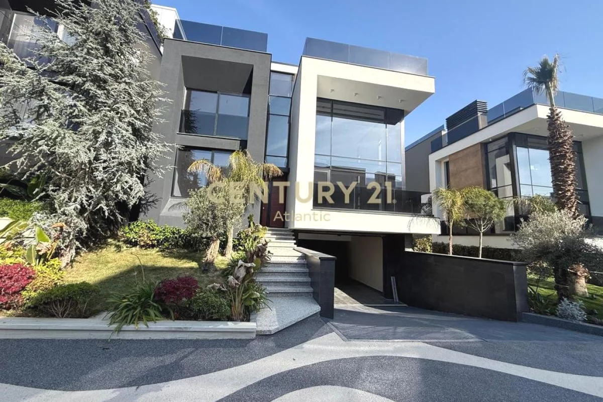 Shtepi ne shitje Vila Luksoze ne Durres, 4+1, Mobilimi Bosh, pa mobiluar, Pagesa 750,000  Euro.