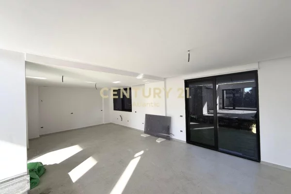 Shtepi ne shitje Vila Luksoze ne Durres, 4+1, Mobilimi Bosh, pa mobiluar, Pagesa 750,000  Euro.