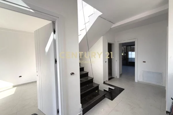 Shtepi ne shitje Vila Luksoze ne Durres, 4+1, Mobilimi Bosh, pa mobiluar, Pagesa 750,000  Euro.