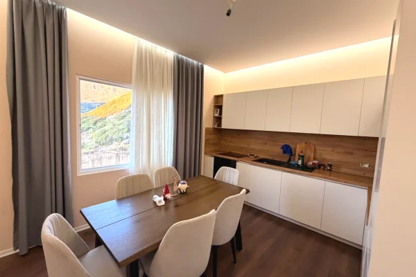 Shtepi me qera Vila Luksoze ne Tirane, 7+1, Mobilimi E mobiluar, Pagesa 4,000  Euro.