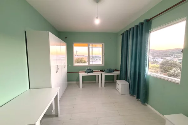 Shtepi me qera Vila Luksoze ne Tirane, 7+1, Mobilimi E mobiluar, Pagesa 4,000  Euro.
