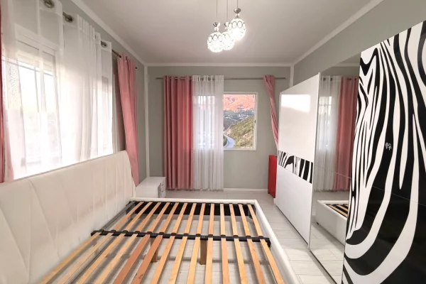 Shtepi me qera Vila Luksoze ne Tirane, 7+1, Mobilimi E mobiluar, Pagesa 4,000  Euro.