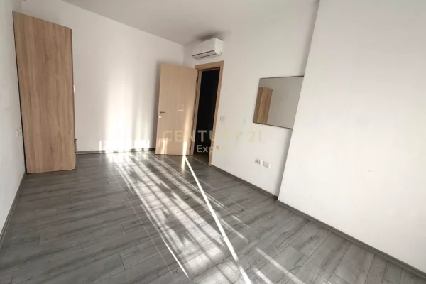 JEPET ME QIRA | 2+1 + POST PARKIMI PER ZYRA | 21 DHJETORI